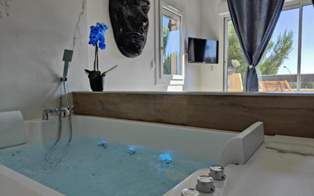 Suites JM - Les Pins Marines - Jacuzzi & Vue Mer