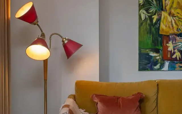 Stylish City Flat With Private Balcony
