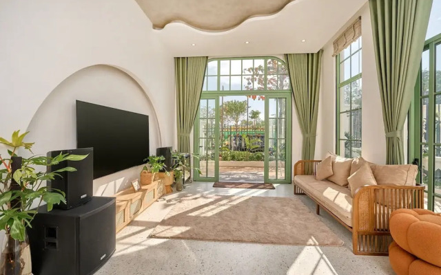 Luxury 4 bedroom Solar Villa