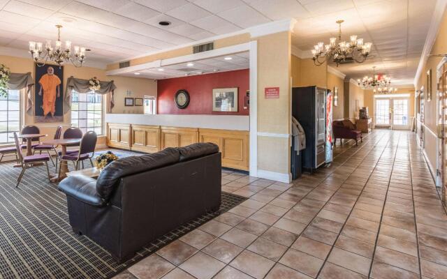 Econo Lodge Inn & Suites