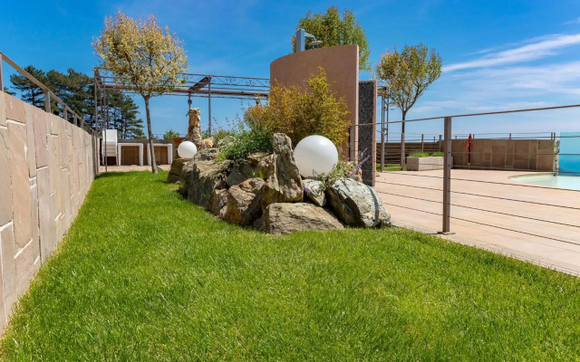 Albatros - swimming pool with sea view and small terrace