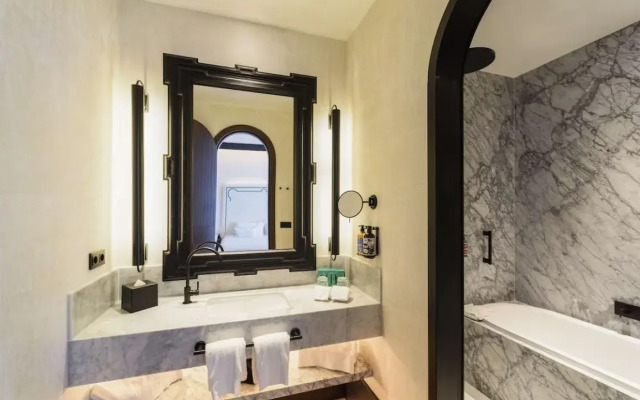 Hotel Montera Madrid, Curio Collection By Hilton