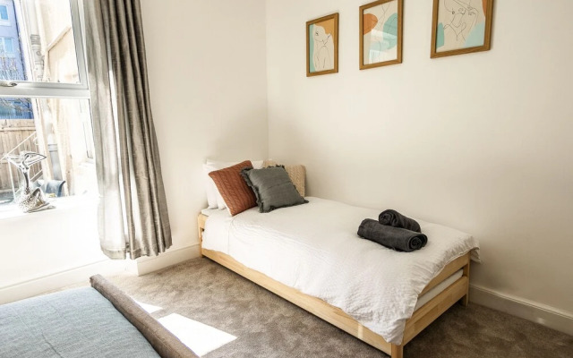 Stunning 1 Bedroom Apartment - Plymouth