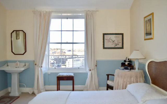 Traditional 3 Bedroom Apartment in Edinburgh's New Town