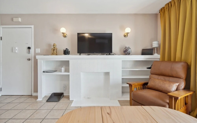 Hollywood Gem 1 Bedroom Apts by RedAwning
