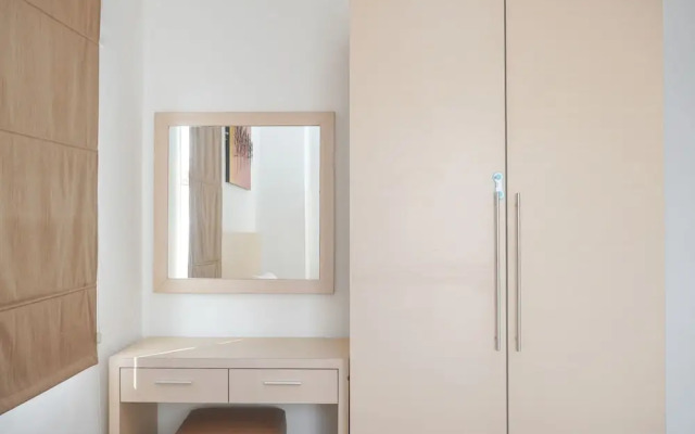 Homey And Warm 1Br Belmont Residence Puri Apartment