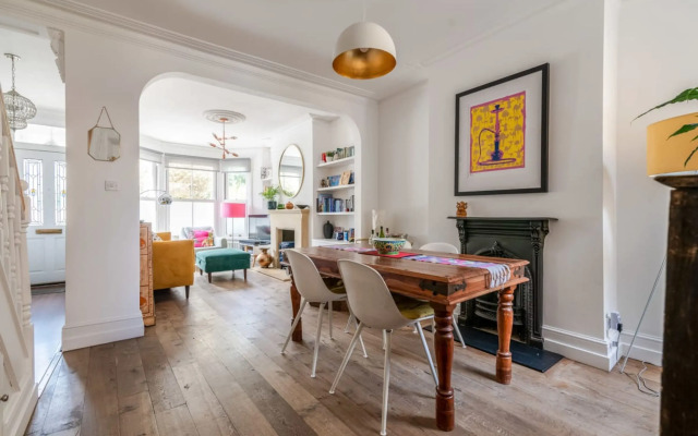 Ealing's Cozy Garden Retreat