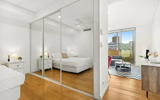 Central Modern 1 Bedroom With Air-con Balcony