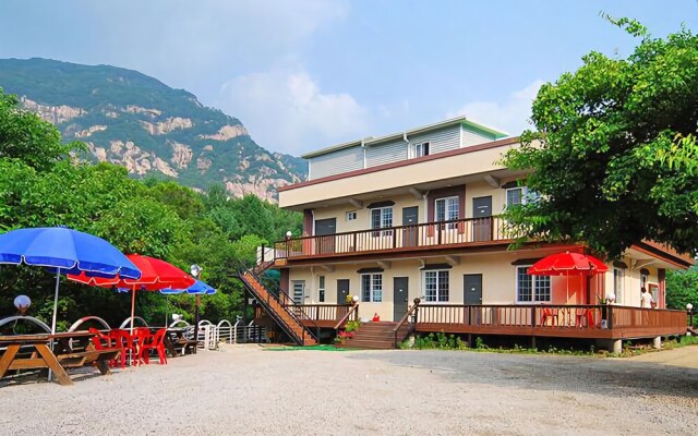 Pocheon Sanjeong Lake Travel Sketch Pension