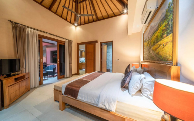 Villa Seacluded 1: 3BR Villa in Central Seminyak - Large Pool – Guest Rooms – Kuta