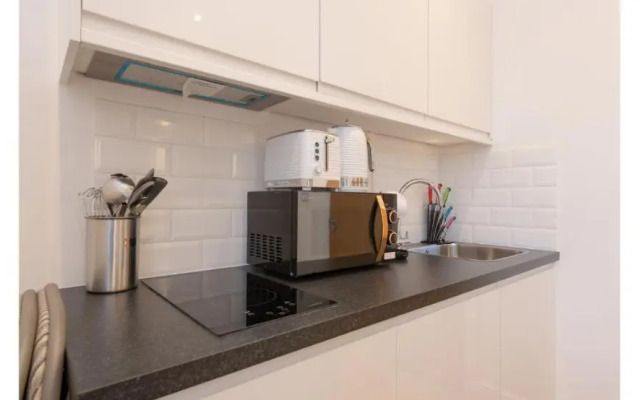 In Style Studio Apartment Close to Everything