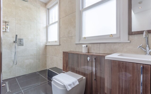 Spacious and Contemporary 3 Bedroom House