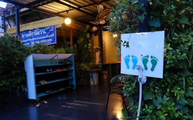 Let It Bee Econo Hostel