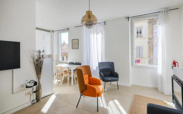 Chic And Modern Apt 5 Min From the Beach