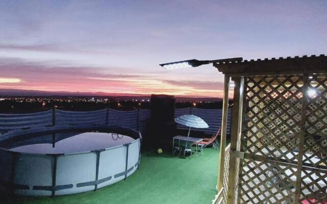 Cabaña con piscina, vista al Oasís de Pica.