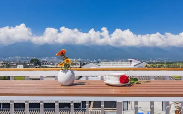 Lawn | Juean Caoping Dujia Garden Homestay (Erhai Longkan Wharf) – Outside – Dali