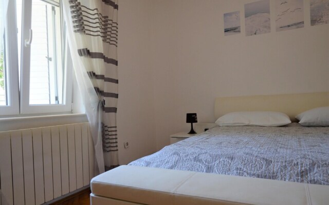 Coastal Apartment - Sleeps 6, Balcony & Parking
