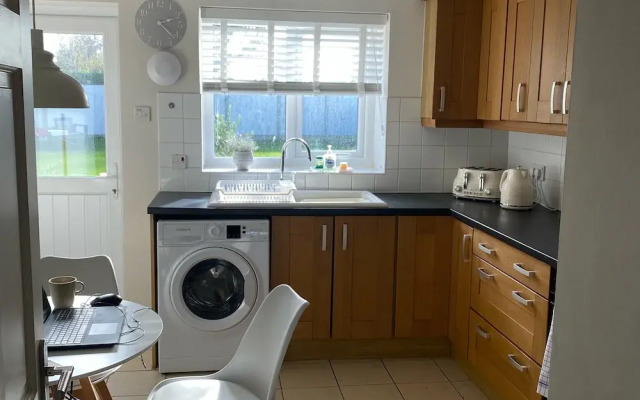 Anglesey Retreat - 2 Beds - Sleeps 3 - Parking