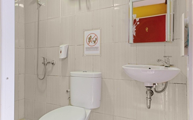 Hotel Container Inn Puncak Mitra RedDoorz – Bathroom – Megamendung