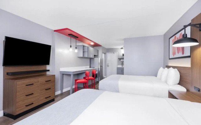 Clarion Hotel & Suites