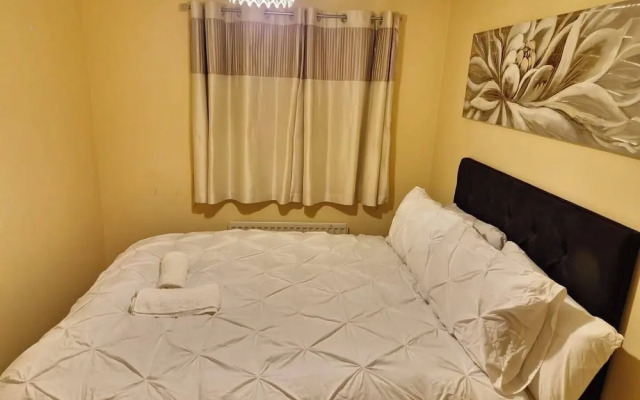 Family-friendly 3BR - Parking, London Access