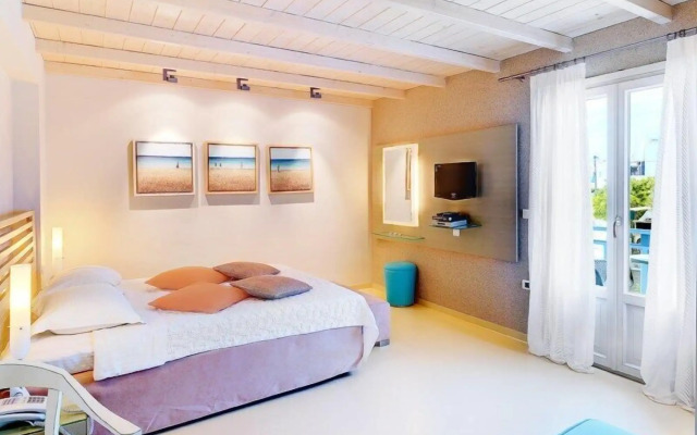 Iria Beach art hotel