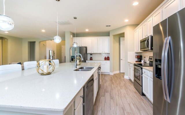 Solterra - 7004 Oak Wood Street