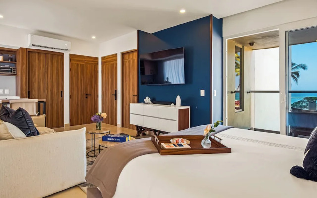 Stunning Beachfront Condo - Sea Views