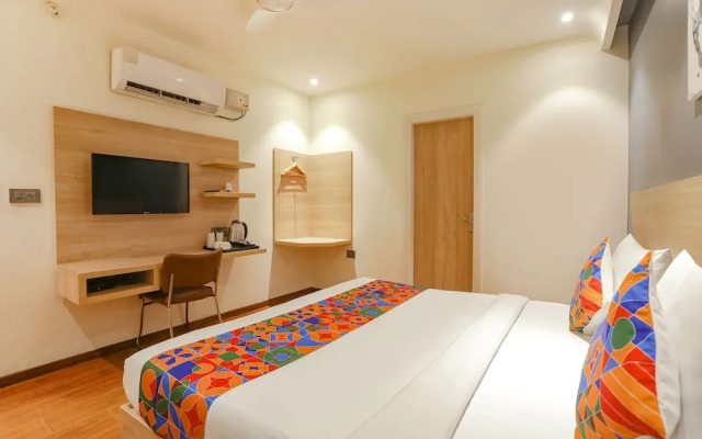 Fabhotel Jhs Studio