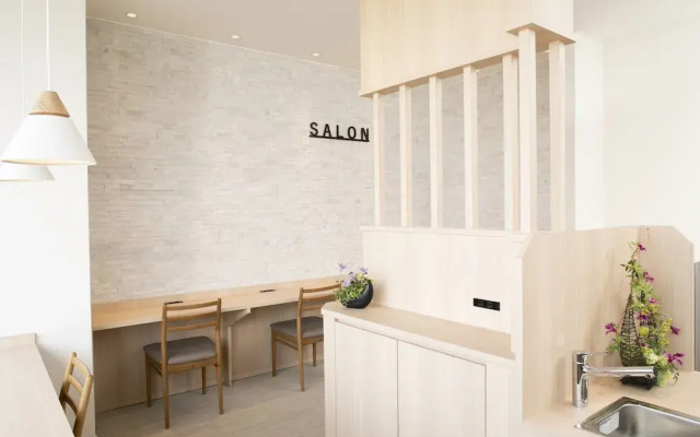 PLAZA EAST CABIN - Caters to men