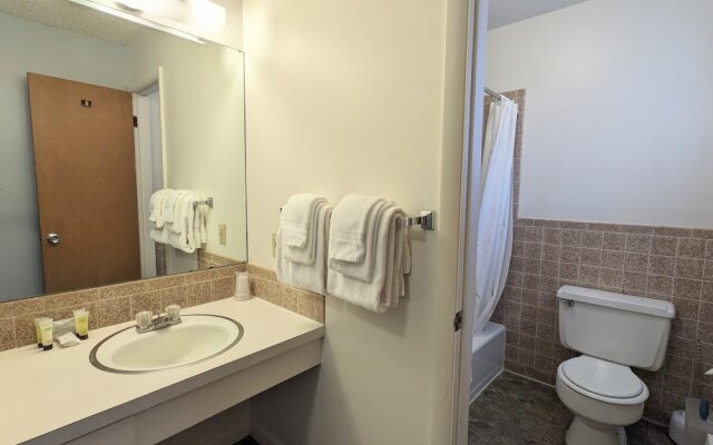 Western Riviera Lakeside Lodging