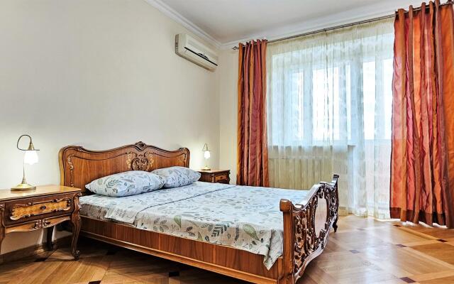 Apartment Good House on Griboyedov Street