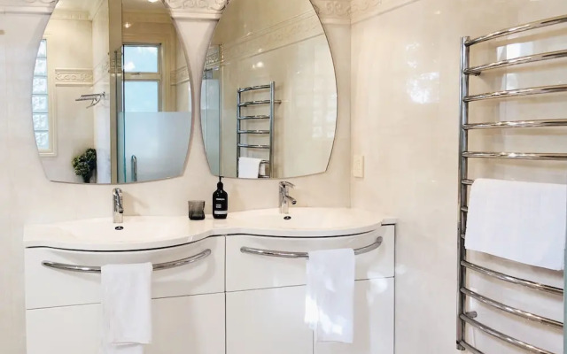 Boutique House with Endless Views