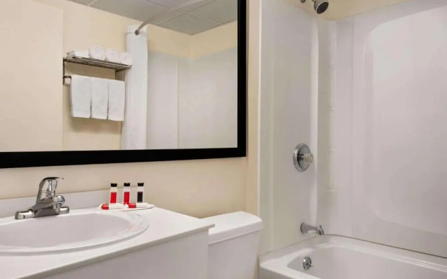 Super 8 Liverpool/ Syracuse Area