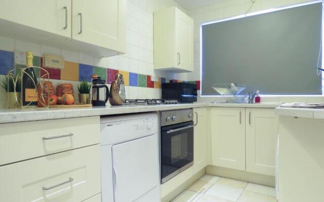 Tudors eSuites 3 Bedroom Apartment 6 Beds & Parking