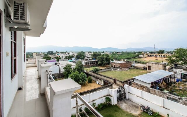 OYO 18272 Hotel Lambodar