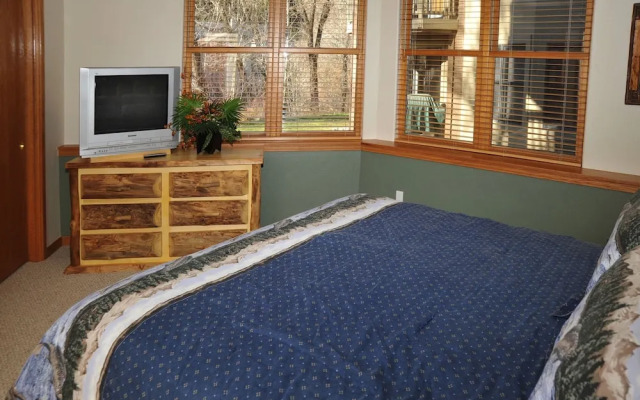 Canyon Run I-101 3 Bedroom Condo by RedAwning