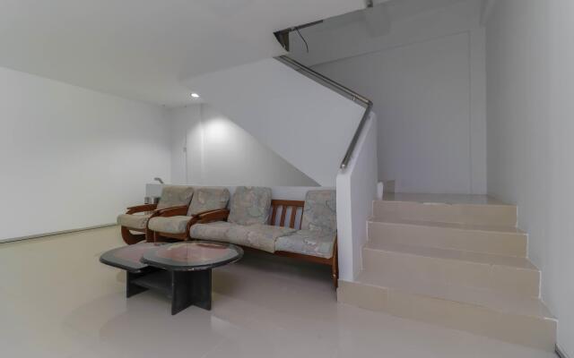 RedDoorz Plus Near Kepri Mall