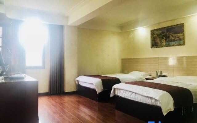 Qinhuang Business Hotel