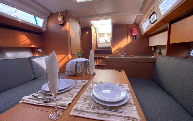 TROIA - Veleiro em marina