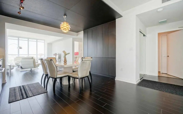 Hydewest - Capreol Luxury Furnished Penthouse Apartment