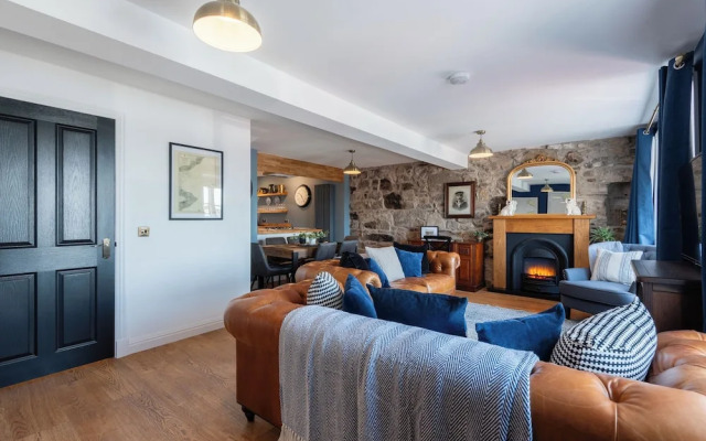 Shorefront Apartment - Sea View With 3 Bedrooms