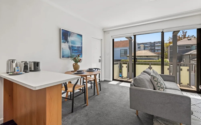 Cosy 1-bed Balcony Unit in Quiet Street by Shops – Balcony – Melbourne