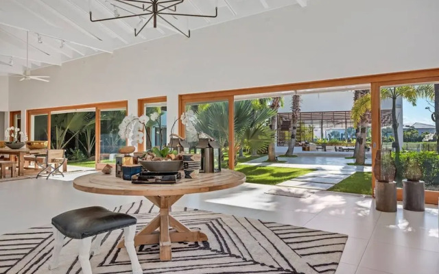 Modern Oasis Stunning Views of Golf Course River