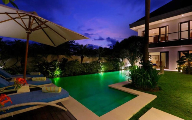Luxury Private Villa, 4 BR, Canggu w/ Staff