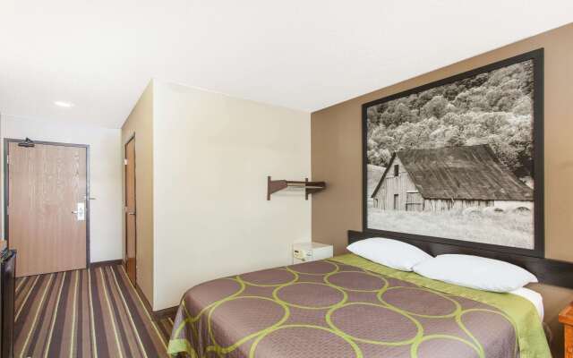 Super 8 by Wyndham Richlands/Claypool Hill Area