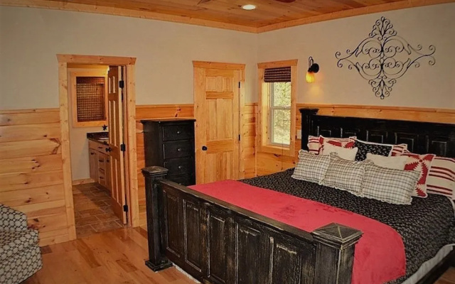 Bearmont Lodge - 4 Br cabin by RedAwning