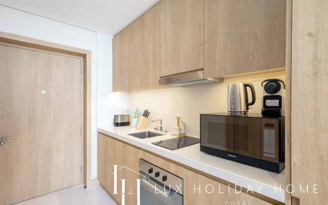 LUX Iconic Views at Palm Tower Studio 5