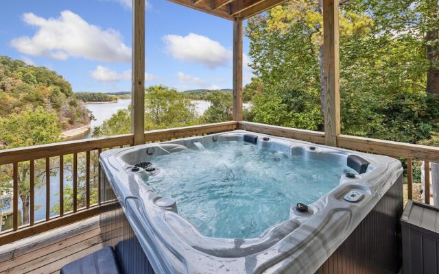 The Dogwood · Luxury Hot Tub· Lake Front Access ·