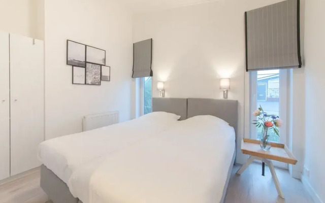 Cozy Chalet with Fireplace near Oosterschelde